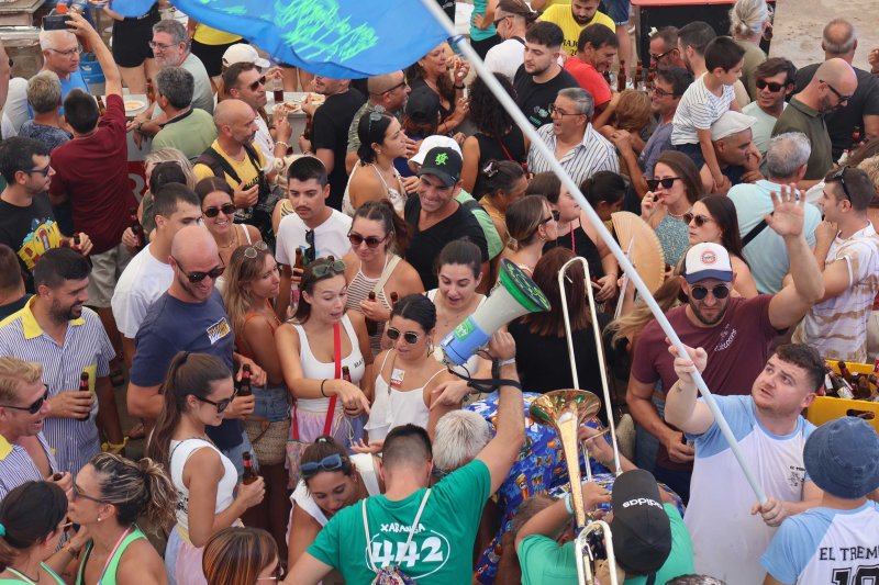 GALERIA DE FOTOS de l'estrene del BARET de les festes de DUANES: gran ambient, “botellins” a caixes i, a més… bous a la mar GALERIA DE FOTOS de l'estrene del BARET de les festes de DUANES: gran ambient, “botellins” a caixes i, a més… bous a la mar